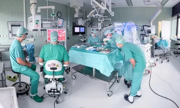 World’s first shunt operation with microsurgical robotic system at the UKSH