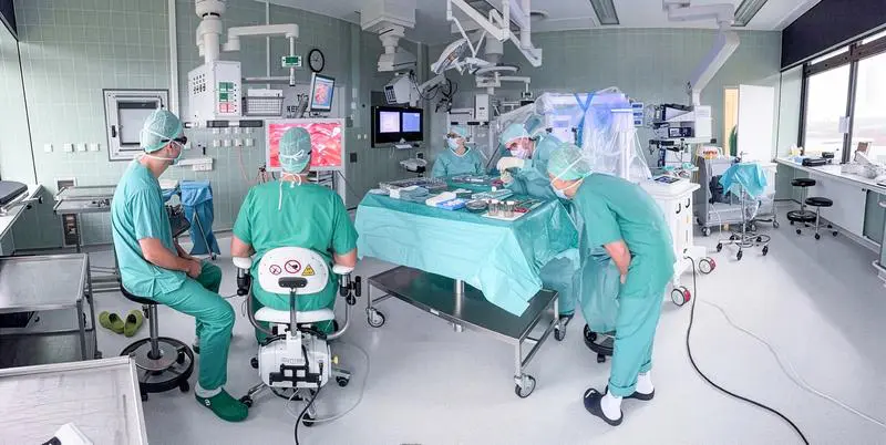 World’s first shunt operation with microsurgical robotic system at the UKSH