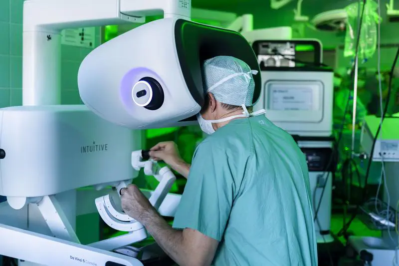 Robot-assisted liver surgery protects the immune system