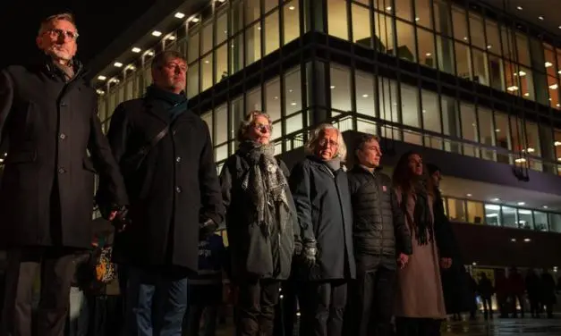 Dresden: Around 5000 people form a chain to commemorate the bombing 81 years ago