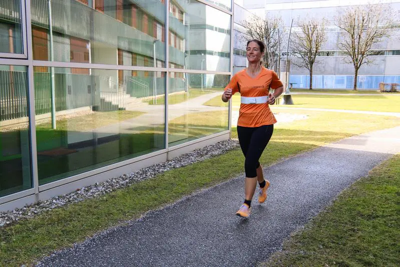 Smart sports bra provides acoustic breathing feedback while running