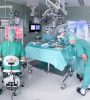 Blick in den Operationssaal: Das mikrochirurgische Robotersystem kommt erstmals in der Gefäßchirurgie zum Einsatz. | Copyright: UKSH 