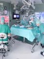 Blick in den Operationssaal: Das mikrochirurgische Robotersystem kommt erstmals in der Gefäßchirurgie zum Einsatz. | Copyright: UKSH 