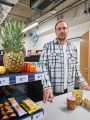 Junior-Prof. Dr. Dominic Lemken im neuen Labor-Supermarkt der Universität Bonn: Obst in der Nähe des Kassenraums wird rund ein Drittel mal häufiger gekauft als an anderen Ecken des Ladens. Foto: Gregor Hübl/Uni Bonn