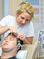 Für die Studie wurden bei über 100 Teilnehmenden EEG-Aufzeichnungen durchgeführt. | Copyright: Universitätsmedizin Halle
